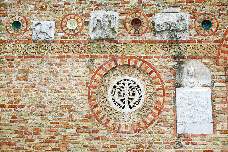 蓬波萨修道院(Abbazia di Pomposa)立面特写，费拉拉，意大利